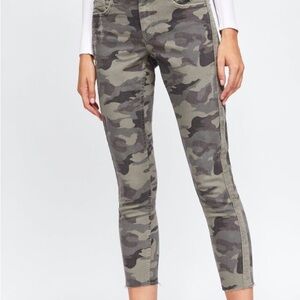 ZARA Z1975 Denim Jeans Camo Print
Womens US Sz 6 Skinny Cut off
Hem
